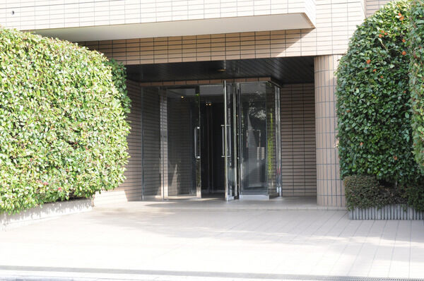 街の景観に配慮しながら緑広がる空間を演出。		