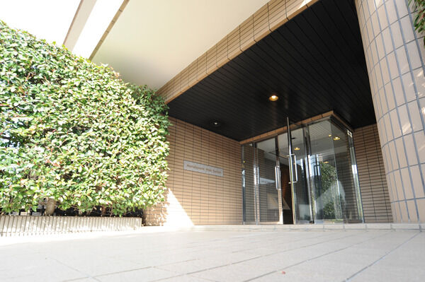 格調高いスペースの奥行のあるエントランスアプローチ。		