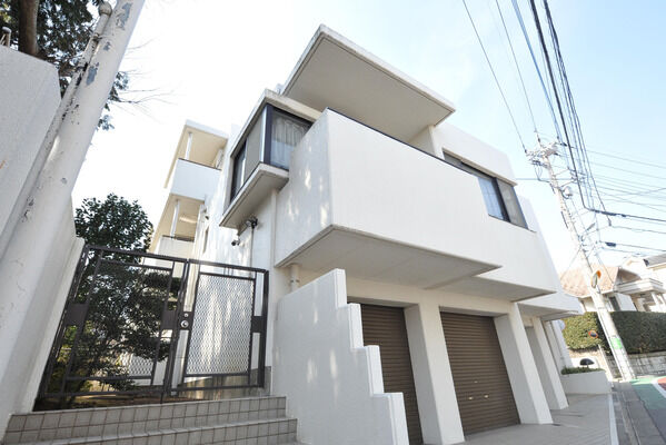 【南阿佐ヶ谷パークホームズ】白亜の邸宅は、気品を感じさせてくれます。		