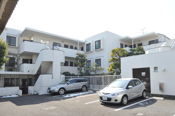 敷地内には、駐車場を約9台用意しています。		