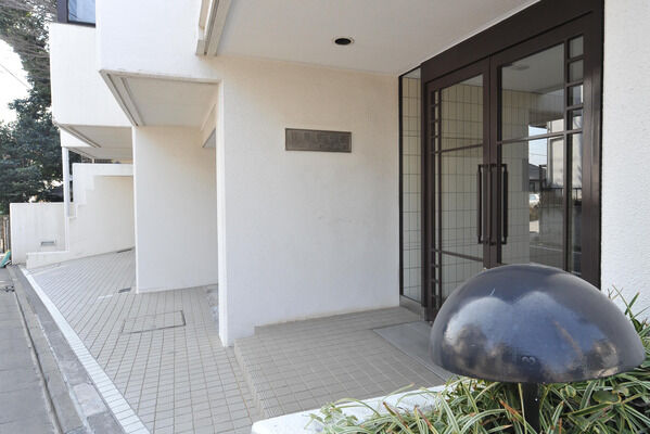 エントランスにも、スタイリッシュなデザインを施しています。		