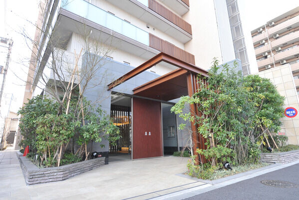 訪れる人の心を和ませるエントランスの緑の植栽。