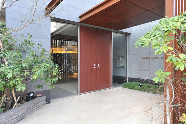 リゾートホテルに滞在しているような、エレガントなエントランス。		