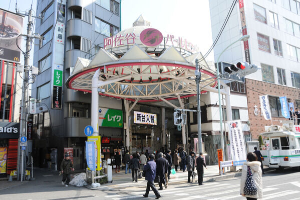 「阿佐ヶ谷パールセンター」には、約200店が軒を連ねます。		