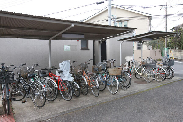 屋根付きの駐輪場が設置されています。