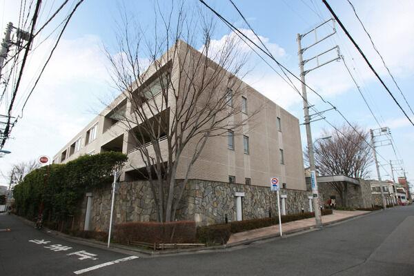 【パークハイム浜田山ヴィクレアール】重厚な石壁に囲まれた地下1階、地上3階建ての風格あるレジデンス。		