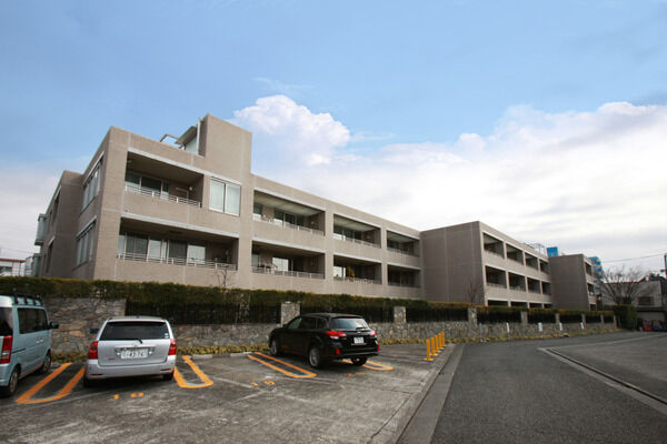 【パークハイム浜田山ヴィクレアール】建物南西面。広々とした平面駐車場でカーライフも充実。		