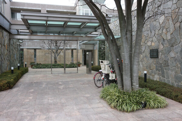 【パークハイム浜田山ヴィクレアール】御影石を敷き詰めたアプローチが重厚感の中に洗練された美を漂わせています。 【パークハイム浜田山ヴィクレアール】御影石を敷き詰めたアプローチが重厚感の中に洗練された美を漂わせています。