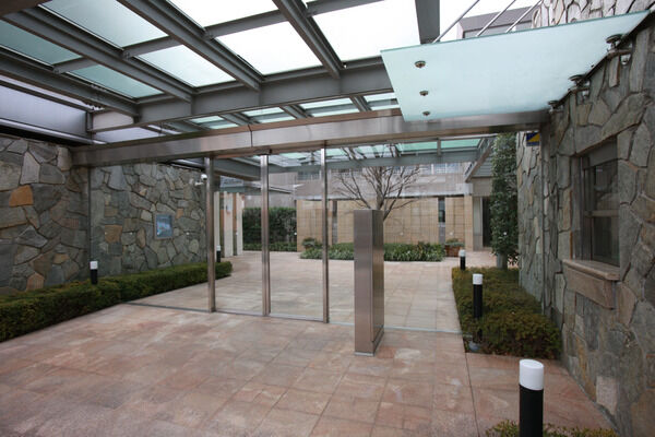 透明感あるガラストップがエントランスをよりエレガントな雰囲気に。		