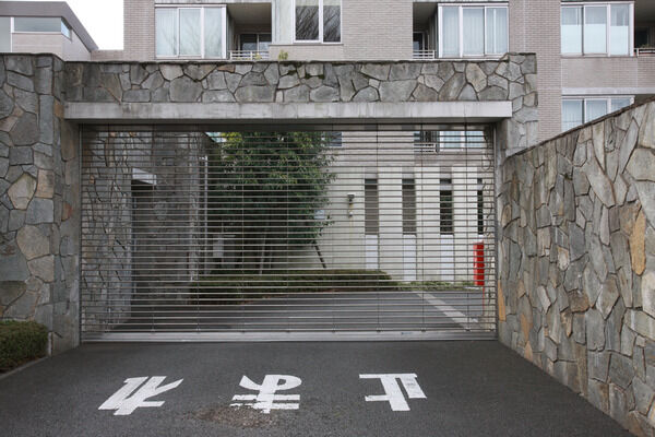 駐車場入り口はリモコン開閉式シャッターゲート設置で安心。		