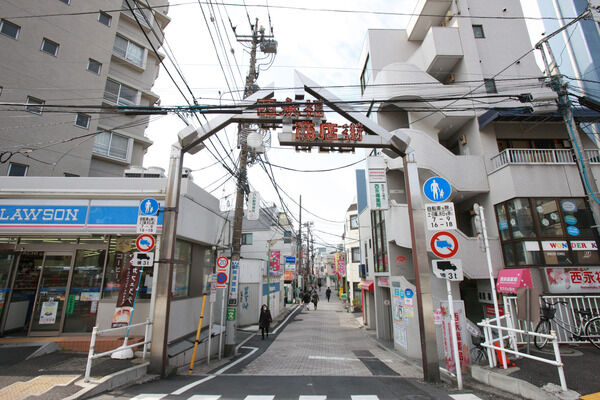 「西永福商店街」までは約300m(徒歩4分）。		