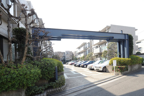 北側ゲートをくぐった中庭には19台分の駐車スペースを用意。