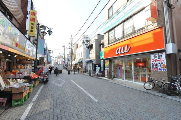 京王井の頭線「浜田山」駅前には商店街があり、日常の買い物に便利です。