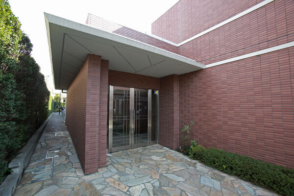 凛とした雰囲気をたたえるエントランス。		