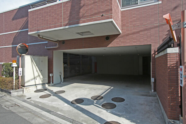 駐車場は地上3段2段横行昇降の機械式が13台。		