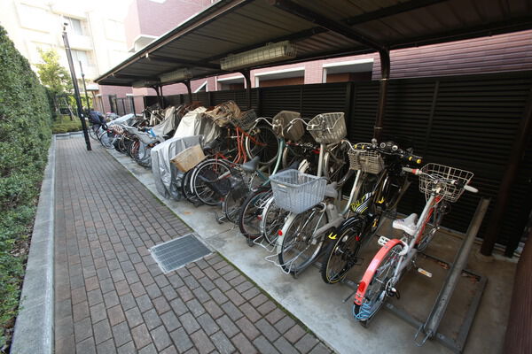 自転車置き場は傾斜ラック式で24台を設置。		