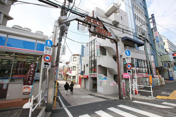 「西永福」駅前に広がる「西永福商店街」。