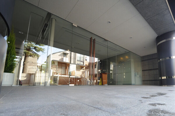 床と壁には花崗岩を使用。シックな色合いと明るい外壁のコントラストが美しい。		