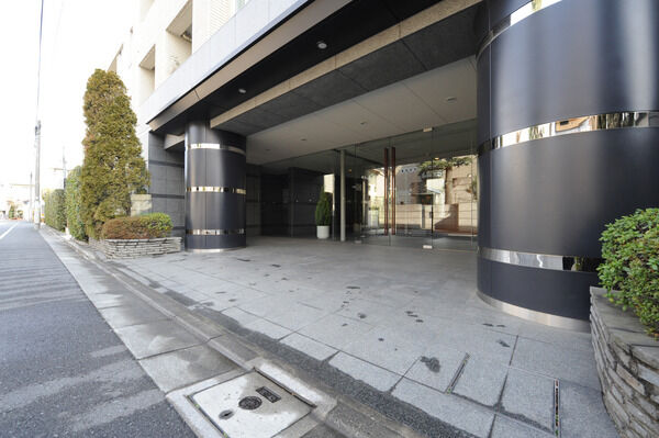 床と壁には花崗岩を使用。シックな色合いと明るい外壁のコントラストが美しい。		