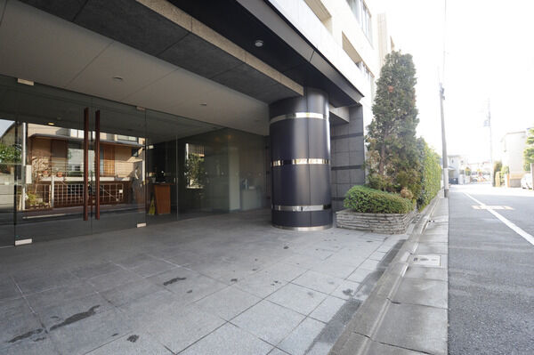 樹木と石、ガラスの透明感が調和し邸宅に相応しい上質な住まいを演出。		