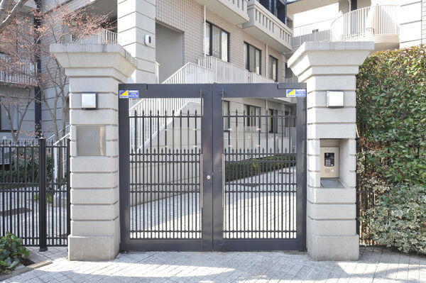 公共スペースとプライベートスペースの間にフェンスを設け、防犯性を実現。