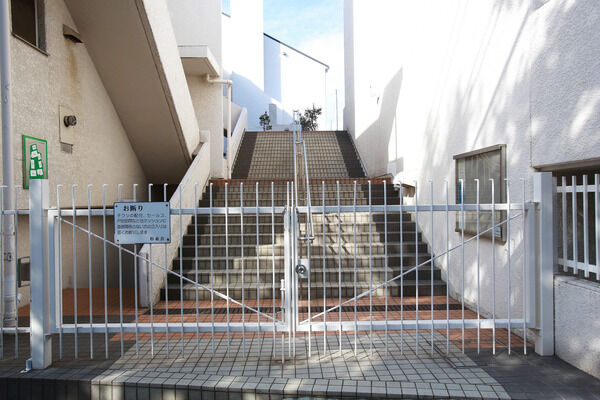 東側に位置するサブゲート。階段を上ると中庭が広がります。