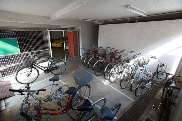 B棟地階、D棟1階の2か所に自転車置き場を設置。