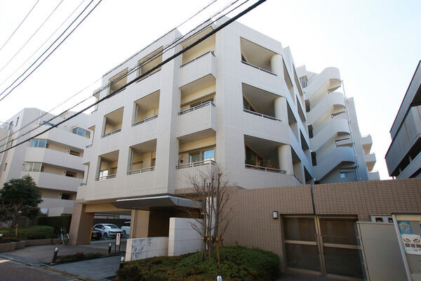 【パークホームズ杉並方南町】建物内に2つの大型のボイド（吹き抜け）があり、光と風が心地よく通り抜けます。