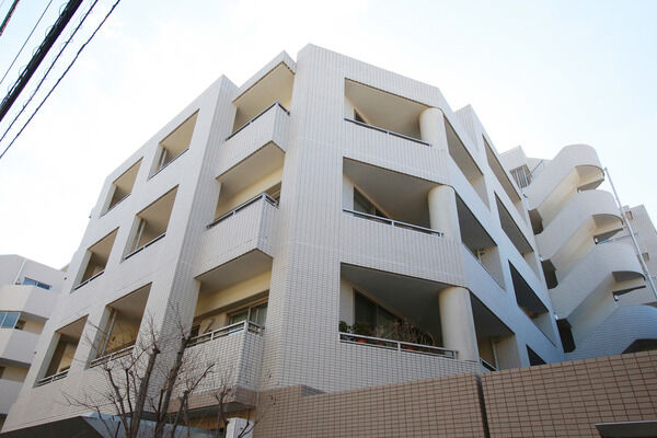 【パークホームズ杉並方南町】各戸に玄関ポーチを設置。独立性の高い住まいを実現しています。