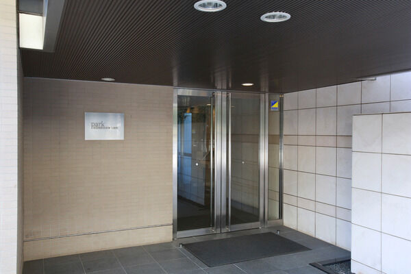 都会的で洗練されたデザインのエントランス。