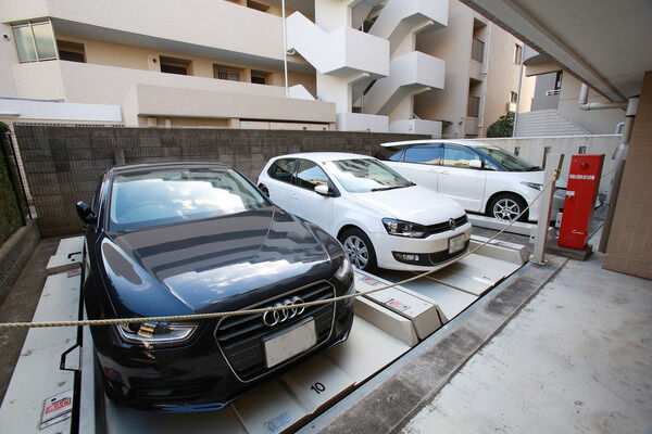 北側にある駐車場。通りから直接アクセスできます。