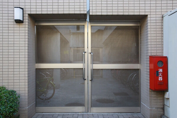 大切な自転車を守る、扉付きの駐輪場。