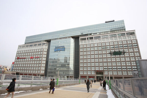 「新宿高島屋タイムズスクエア」をはじめとした新宿でのお買い物が楽しめます。