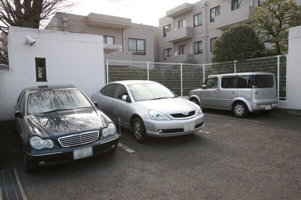 4台収容の平置き式駐車場。