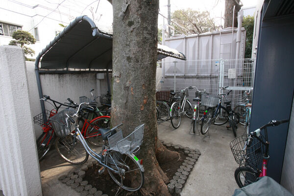 エントランス脇の14台収容の駐輪場。