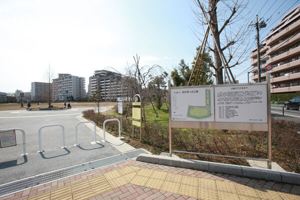 「杉並区立桃井原っぱ公園」は、約1,700m（徒歩22分）。