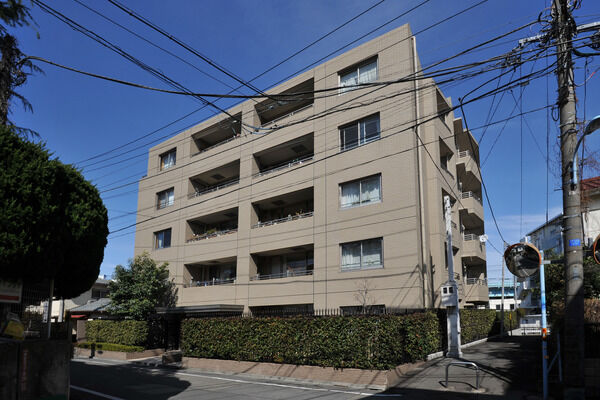 【パークハイム南荻窪三丁目】繁る緑で低層部分を覆い、内廊下を採用した防犯とプライバシーを意識した造り。		