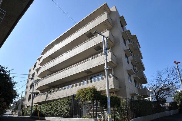 【パークハイム南荻窪三丁目】閑静な住宅街に堂々とそびえる落ち着いたブラウンタイルのフォルム。		