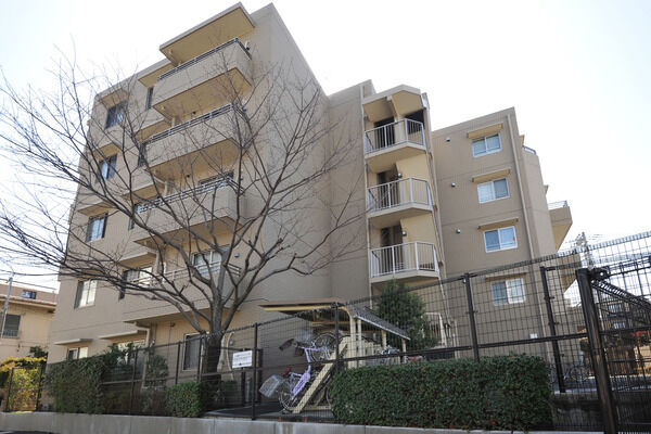 【パークハイム南荻窪三丁目】建物の北側は川沿いの遊歩道。屋根つきの駐輪場が嬉しい。		