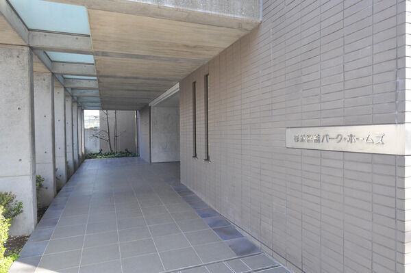 柱廊を思わせるような優雅なアプローチ。