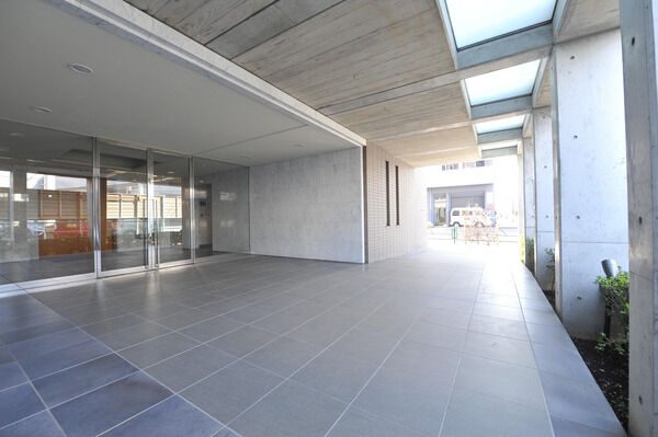 やさしい光が降り注ぐエントランスは、趣があります。