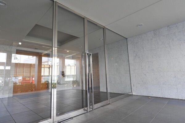 緑豊かな中庭を配した、優雅なエントランス。