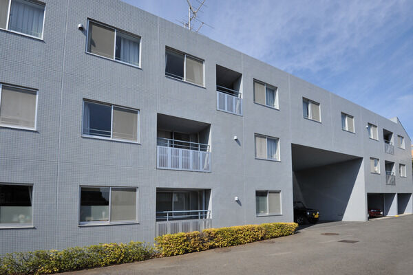 【パークコート杉並宮前】建物東側の外観。中庭に通じるピロティがあります。		