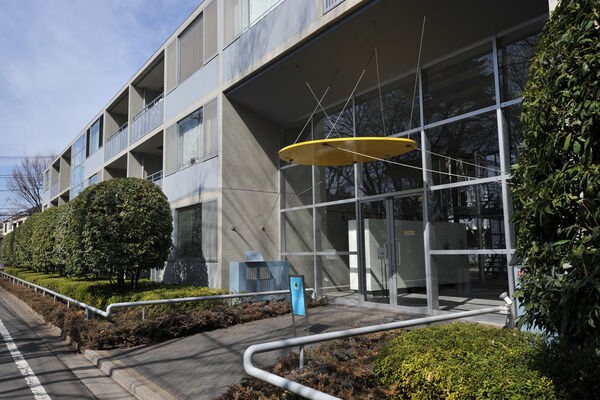 通りからエントランスへのアプローチもすっきりと開放感があります。		