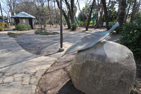 「宮前公園」は目の前。徒歩1分、約10mと至近。		