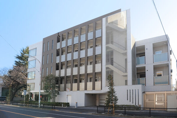 【パークホームズ杉並宮前桜景邸】敷地の南側には都立西高があり、日当たりと開放感を確保しています。 【パークホームズ杉並宮前桜景邸】敷地の南側には都立西高があり、日当たりと開放感を確保しています。