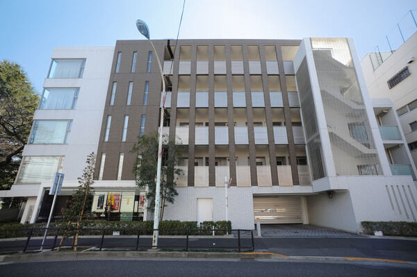 【パークホームズ杉並宮前桜景邸】東面と南面は白を基調に、北側はダークブラウンの縦ラインを施した外観。 【パークホームズ杉並宮前桜景邸】東面と南面は白を基調に、北側はダークブラウンの縦ラインを施した外観。