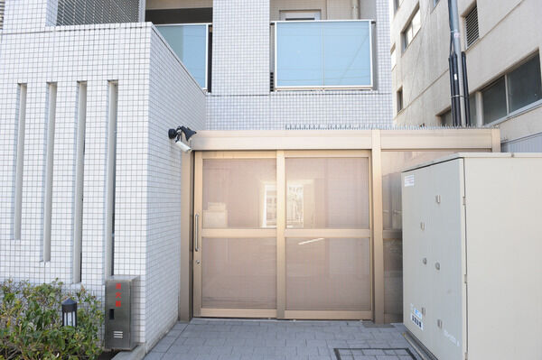 自転車置場はラック式、スライド式など全71台。ミニバイク置場3台も設置。