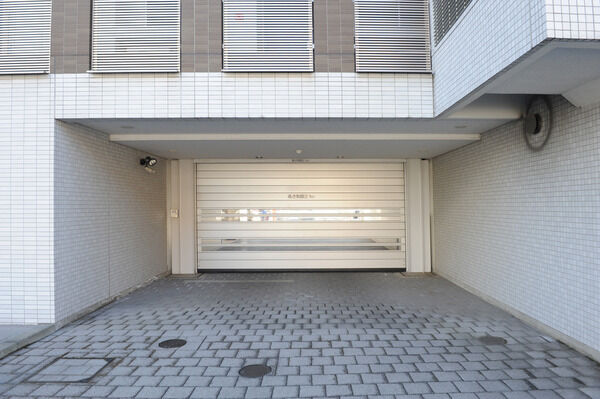 全48戸に対して34台分備えた駐車場。