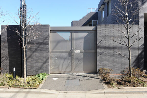 自転車置場54台分、駐車場32台分を敷地内に設置。